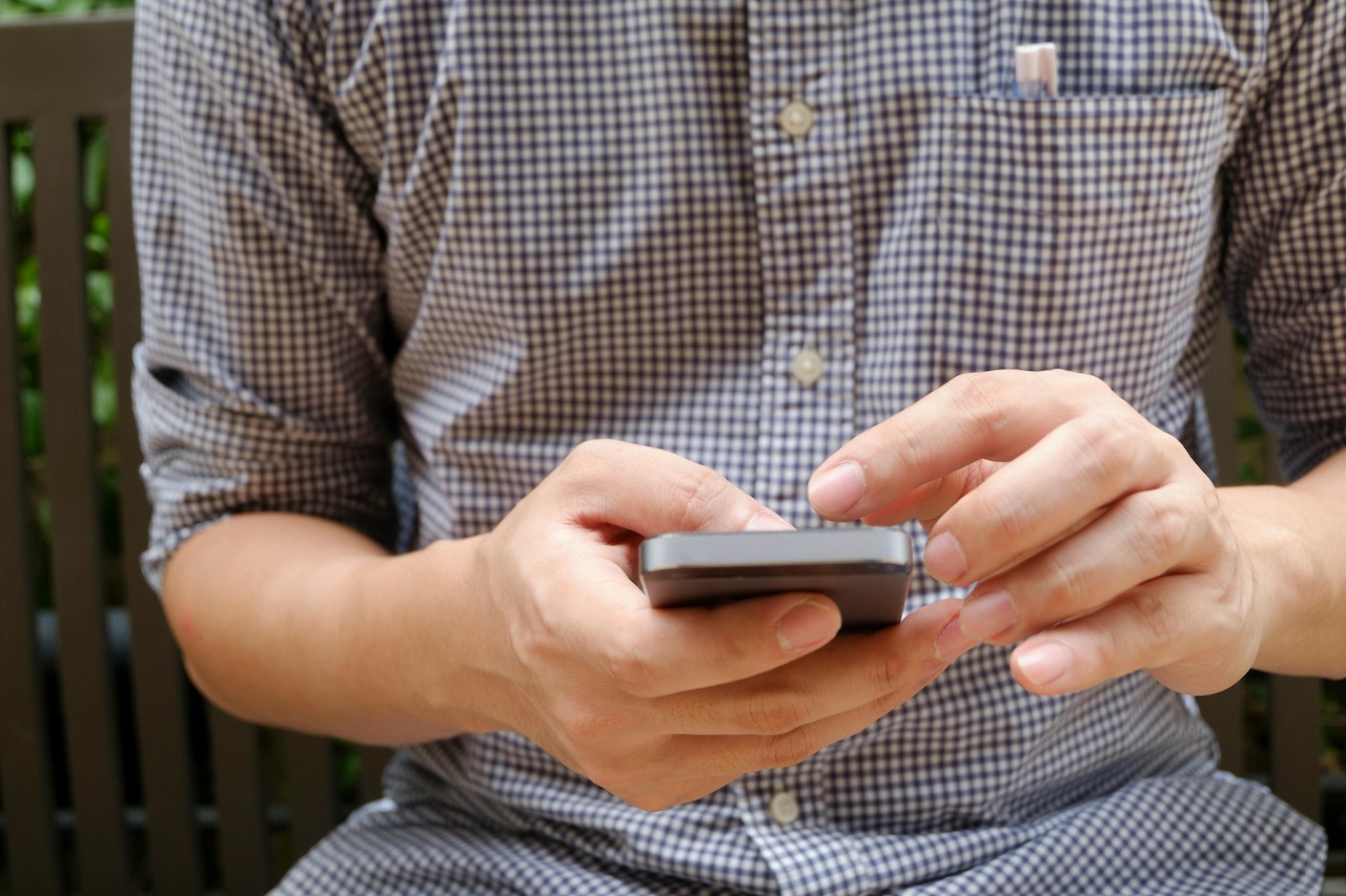 csaló sms